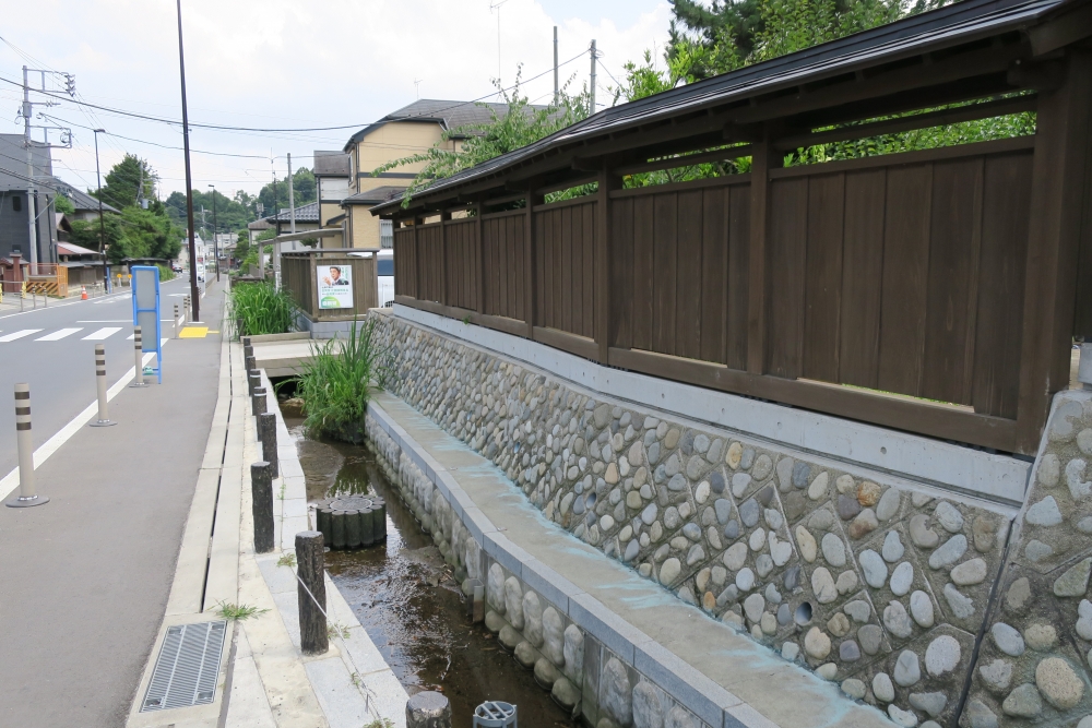 水路と板塀